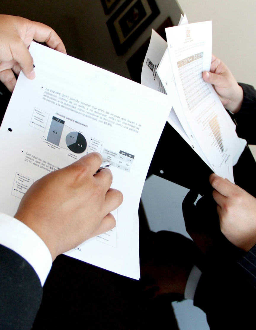 digitalisation-entreprises-monegasques photo generique montrant un partage de documents papier pour illustrer le besoin de digitalisation des entreprises monegasques