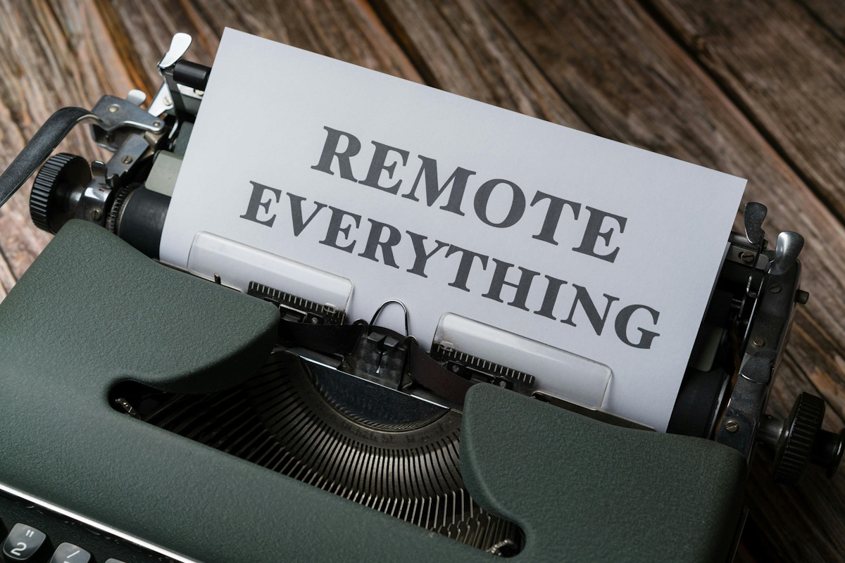 remote-everything-dematerialisation-donnees photo generique feuille "remote everything" sortant d'une machine a ecrire ancienne pour illustrer l'offre en dematerialisation de donnees d'all docs